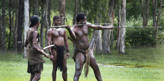 aboriginier fra australien viser spyd