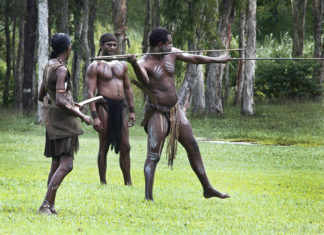 aboriginier fra australien viser spyd