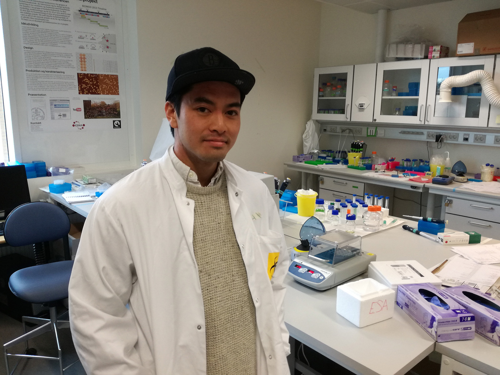 Michael Nguyen gør klar til biohacking på Aarhus Universitet.