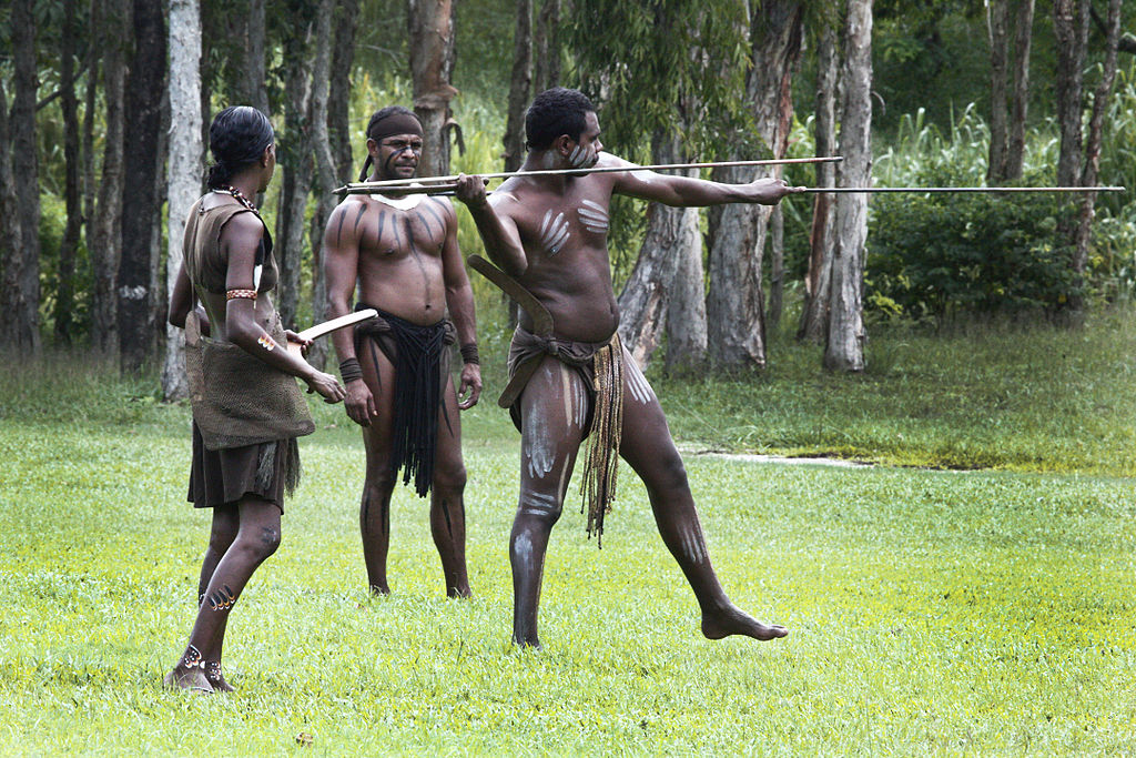 aboriginier fra australien viser spyd