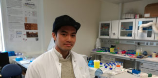 Michael Nguyen gør klar til biohacking på Aarhus Universitet.